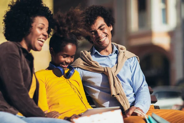 Heureux Jeune Couple Passer Temps Avec Leur Fille Dans Les — Photo