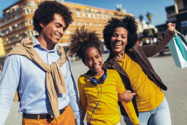 Mutlu genç çift kızlarıyla alışverişte vakit geçiriyor..