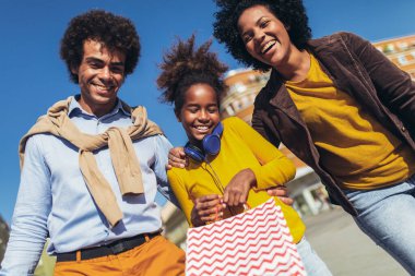 Mutlu genç çift kızlarıyla alışverişte vakit geçiriyor..