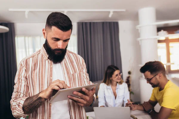 Retrato Homem Confiante Inteligente Casa Usando Tablet Digital Com Amigos — Fotografia de Stock