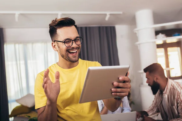 Retrato Inteligente Confiante Sorridente Homem Casa Usando Tablet Digital Com — Fotografia de Stock