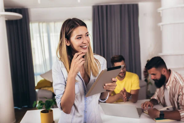 Retrato Inteligente Confiado Sonriendo Milenaria Mujer Pie Casa Usando Tableta — Foto de Stock