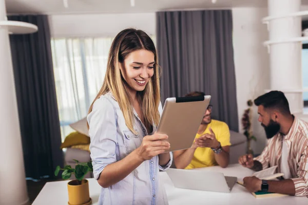 Retrato Inteligente Confiante Sorrindo Mulher Milenar Casa Usando Tablet Digital — Fotografia de Stock