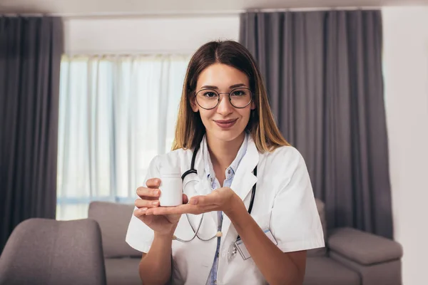 Frau Mit Weißem Mantel Und Stethoskop Auf Den Schultern Blickt — Stockfoto