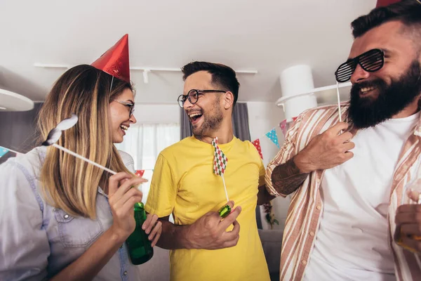 派对上的一群好朋友庆祝活动 聚会和生日的概念 — 图库照片