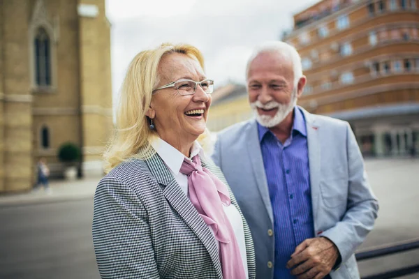 Senior Turist Par Går Genom Stad Tillsammans — Stockfoto