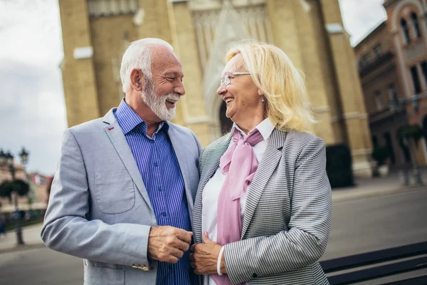 Casal Turístico Sênior Estão Andando Por Uma Cidade Juntos — Fotografia de Stock