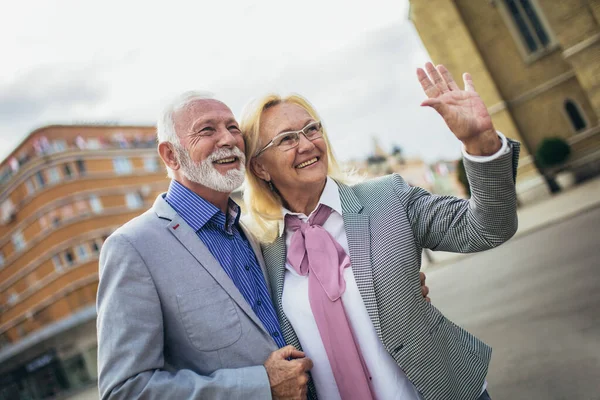 Senior Coppia Turistica Stanno Camminando Attraverso Una Città Insieme — Foto Stock