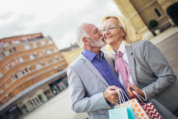 Casal Sênior Feliz Andando Com Suas Compras Dia Ensolarado — Fotografia de Stock