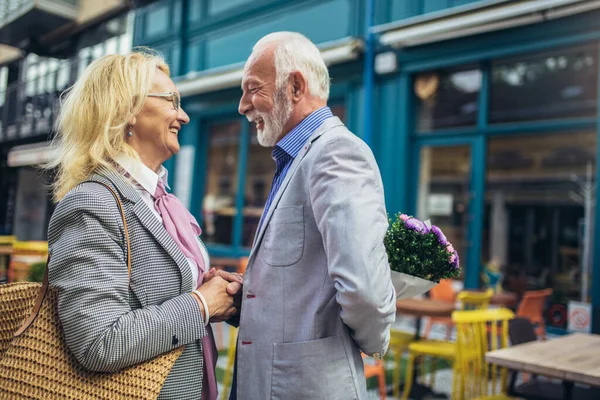 Romantico Uomo Anziano Dando Sua Moglie Fiori — Foto Stock