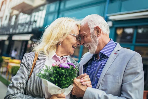 Romântico Homem Sênior Dando Flores Sua Esposa — Fotografia de Stock