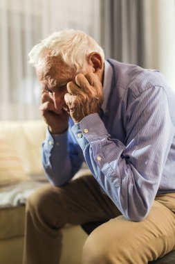 Evde koltukta oturan komuta sizde depresyon