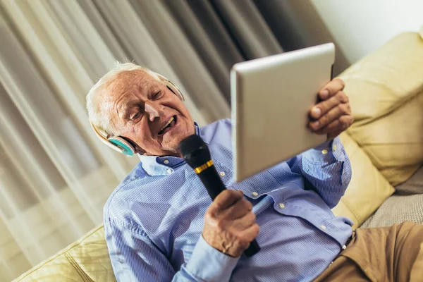 Starší Muž Sluchátkách Zpívající Karaoke Pomocí Digitálního Tabletu — Stock fotografie