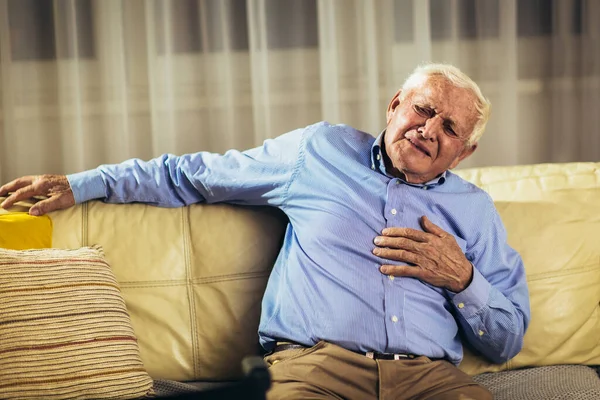 Старший Мужчина Болью Груди Страдает Сердечного Приступа Дома — стоковое фото