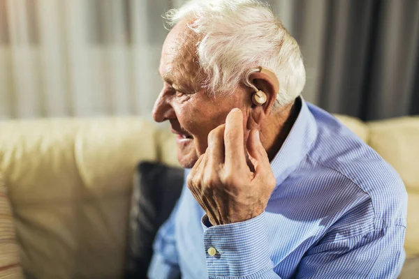 Starší Muž Naslouchátkem — Stock fotografie