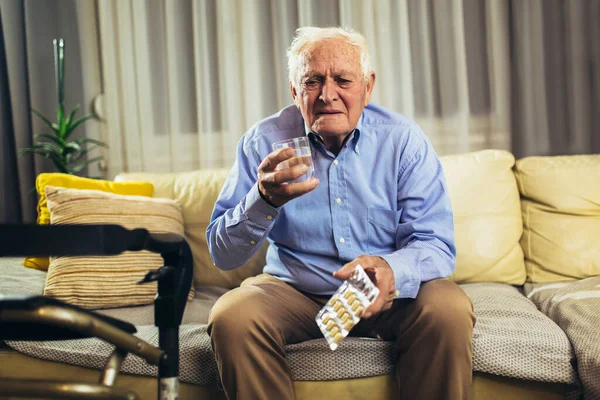 Idősebb Férfi Tablettákat Szed Otthon — Stock Fotó