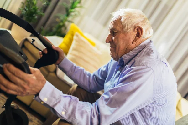 Äldre Farfar Ålderdomshem Med Hjälp Vandrare — Stockfoto