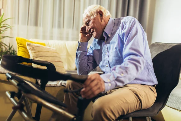 Senior Man Sitter Soffan Hemma Lider Depression — Stockfoto