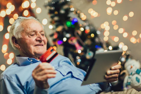 Senior Muž Nakupování Line Digitální Tablet Kreditní Kartou Vánoce — Stock fotografie