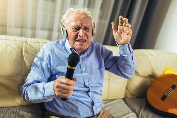 Hombre Mayor Auriculares Cantando Karaoke Usando Tableta Digital —  Fotos de Stock