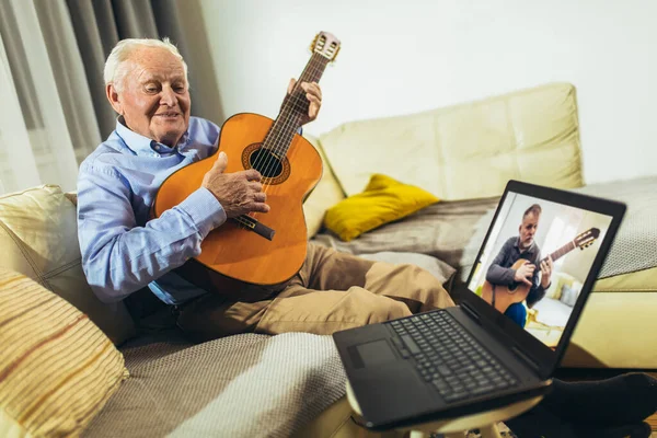 Homem Sênior Tocando Guitarra Casa Usando Laptop Para Aulas Line — Fotografia de Stock