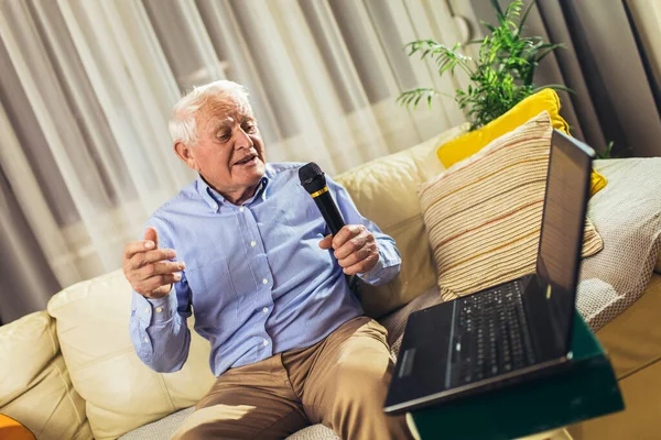 Starší Muž Používající Mikrofon Zpívající Karaoke — Stock fotografie