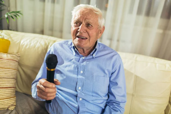 Starší Muž Používající Mikrofon Zpívající Karaoke — Stock fotografie