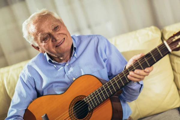 Uomo Anziano Che Suona Chitarra Casa — Foto Stock