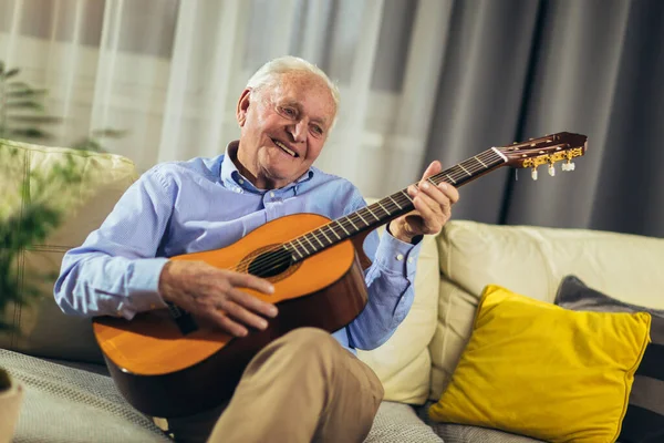 Hombre Mayor Tocando Guitarra Casa —  Fotos de Stock