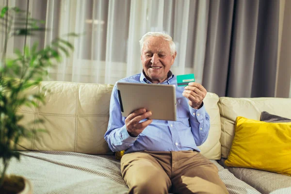 Senior Muž Dědeček Nakupování Line Tabletem Kreditní Kartou Doma — Stock fotografie