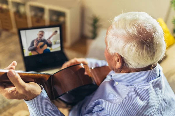 Senior Muž Hraje Kytaru Doma Pomocí Notebooku Pro Online Lekce — Stock fotografie