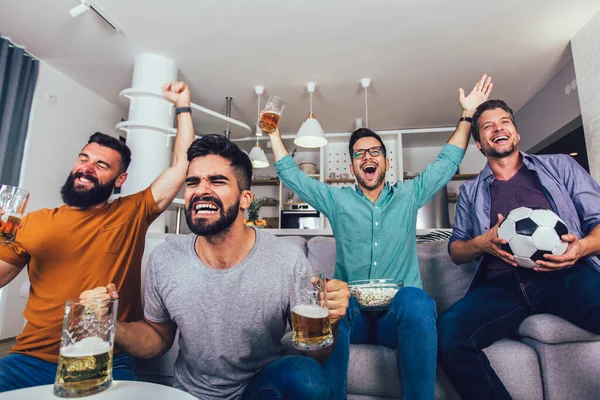 Amigos Muy Emocionados Divirtiéndose Viendo Partidos Fútbol Casa Interiores Amistad —  Fotos de Stock