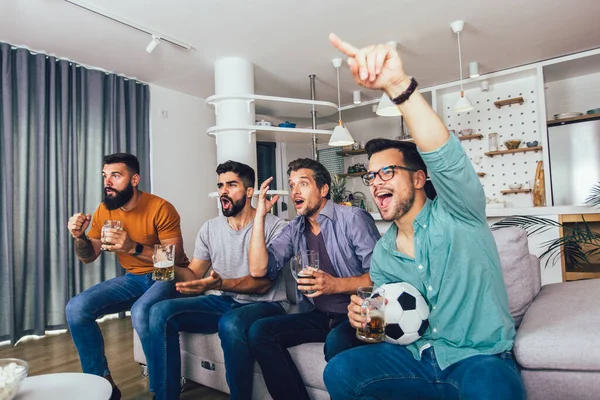 Sehr Aufgeregte Freunde Amüsieren Sich Indem Sie Hause Drinnen Fußballspiele — Stockfoto