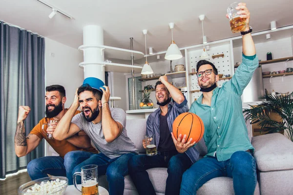 Feliz Macho Amigos Vistiendo Cara Negra Máscara Protectora Viendo Baloncesto —  Fotos de Stock