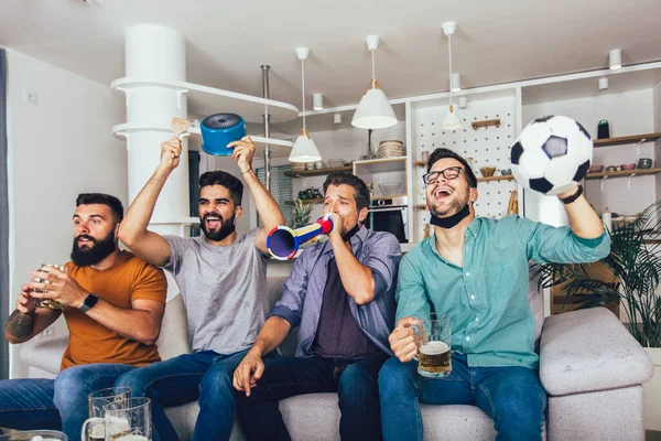 Gelukkig Man Vrienden Met Vuvuzela Dragen Zwart Gezicht Beschermende Masker — Stockfoto