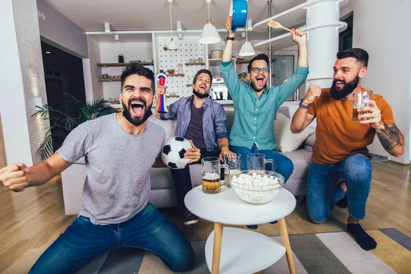 Felices Amigos Varones Con Vuvuzela Vistiendo Una Máscara Protectora Negra —  Fotos de Stock