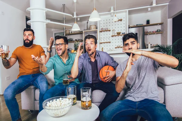 Gelukkige Vrienden Basketbal Fans Kijken Basketbal Wedstrijd Vieren Overwinning Thuis — Stockfoto