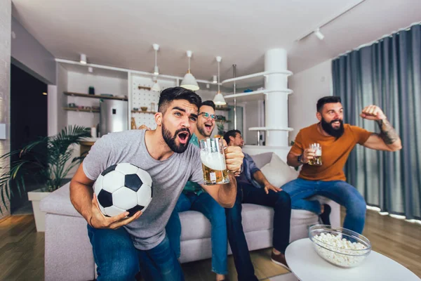 Amigos Muy Emocionados Divirtiéndose Viendo Partidos Fútbol Casa Interiores Amistad —  Fotos de Stock