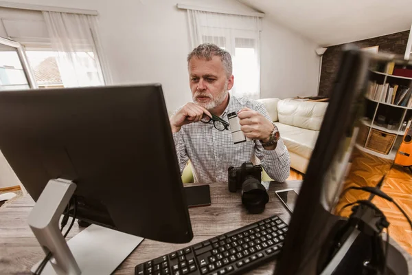 Fotograf Vousy Při Práci Své Kanceláři Doma — Stock fotografie