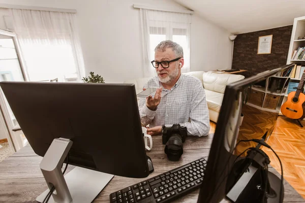 Fotograf Vousy Při Práci Své Kanceláři Doma — Stock fotografie