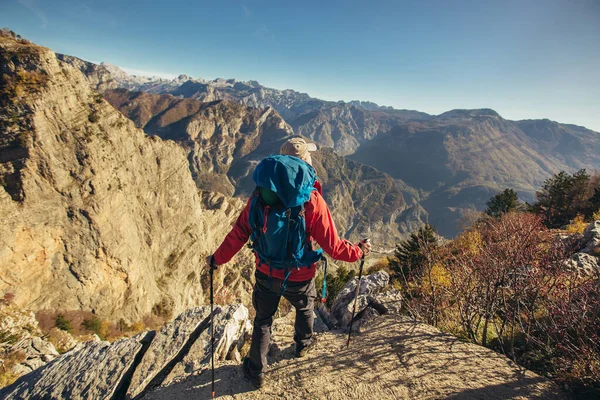 Caminhante Homem Com Mochila Beira Penhasco Olhando Para Montanhas — Fotografia de Stock