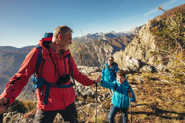 Caminhadas Família Nas Montanhas Divertindo Natureza — Fotografia de Stock