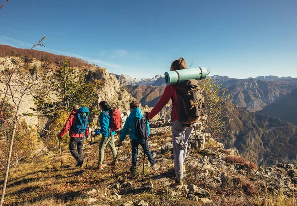 Familia Con Dos Niños Excursión Las Montañas —  Fotos de Stock