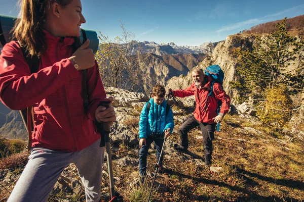 Pai Com Dois Filhos Caminhando Nas Montanhas — Fotografia de Stock