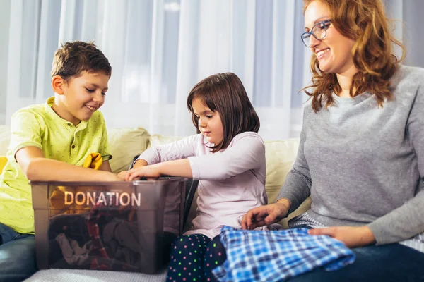 Kids Volunteers Mother Sorting Clothes Donation Goods Donate Charity Boxes — Stockfoto