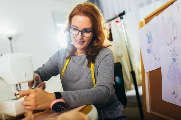 Wesoły Młoda Kobieta Szycie Siedząc Jej Miejscu Pracy Warsztacie Moda — Zdjęcie stockowe