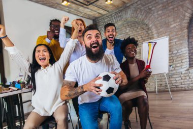 Mutlu iş adamları ya da futbol taraftarları televizyonda maç izleyip zaferi kutluyor. Arkadaşlık, spor ve eğlence konsepti.