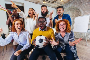 Mutlu iş adamları ya da futbol taraftarları televizyonda maç izleyip zaferi kutluyor. Arkadaşlık, spor ve eğlence konsepti.