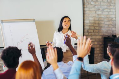 Seminerde bir çok iş görüşmesi için dinleyiciyle konuşan konuşmacı 