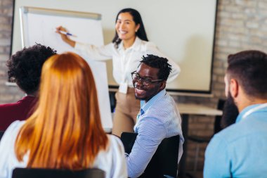 Seminerde bir çok iş görüşmesi için dinleyiciyle konuşan konuşmacı 